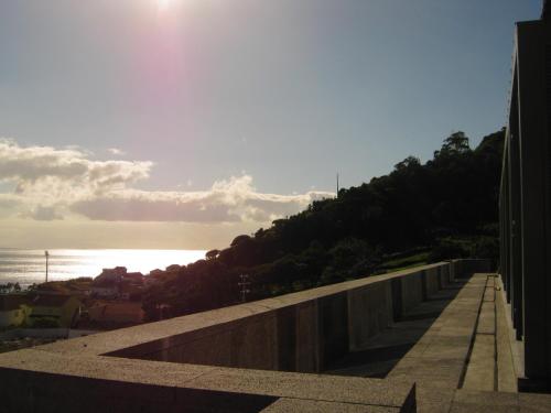 Azores Youth Hostels - São Jorge في Calheta: منظر المحيط من المبنى