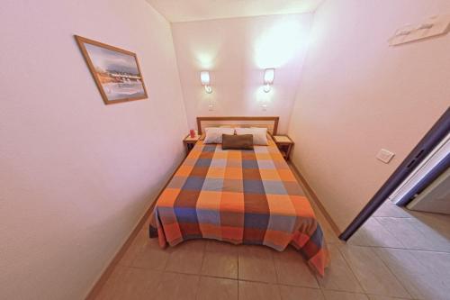 a small bedroom with a bed in a room at Lagrange Vacances - Les Terrasses de l'Océan in Audierne