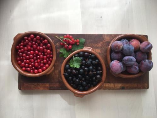 drei Schalen Obst auf einem Holztisch in der Unterkunft B&B De Limburgse Bergen in Berg en Terblijt