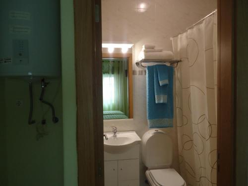 アルヴォルにあるQuartoのバスルーム(洗面台、トイレ、鏡付)