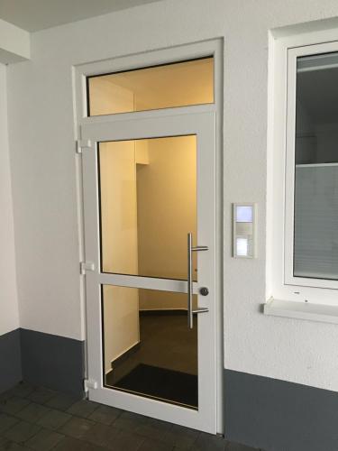 a glass door in a room next to a window at Ferienwohnungen & Monteurunterkunft "Mainbogen-Blick" in Untereuerheim