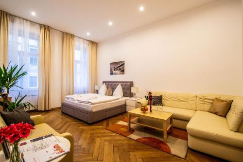 プラハにあるVojtesska Apartment By Ruterraのリビングルーム(ソファ、ベッド付)