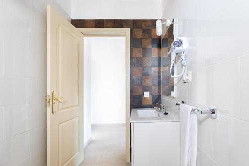 a bathroom with a sink and a mirror at Casa Las Zocas in San Miguel de Abona