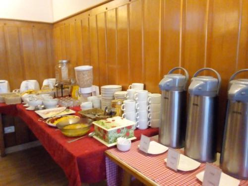 una mesa larga con un mantel rojo con comida. en Piuké en San Carlos de Bariloche