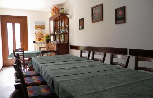 a dining room with a table with a green table cloth at Agriturismo Alle Ruote in Meduno