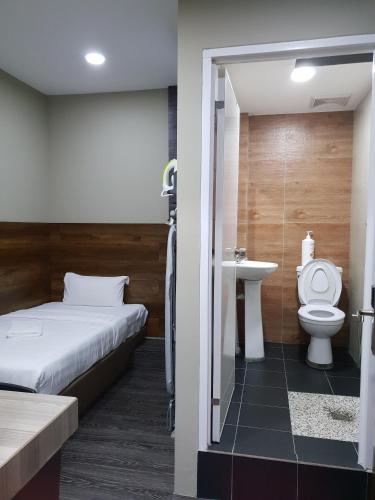 Кровать или кровати в номере Qing yun resthouse Bandar, Brunei Darussalam