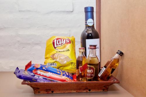 a basket of snacks and a bottle of wine at Hotel Juana de Ibarbourou in Melo