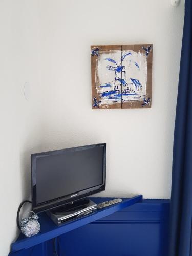 a tv sitting on top of a blue table at Café Brasserie Het Heerenhuis in Het Kalf