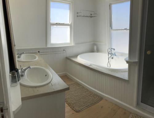 Ένα μπάνιο στο Pearl Bay Beach Home
