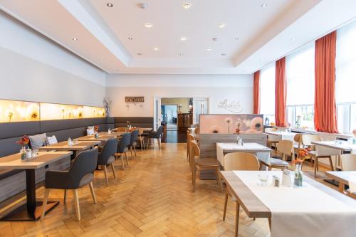 A restaurant or other place to eat at Hotel Bavaria Oldenburg