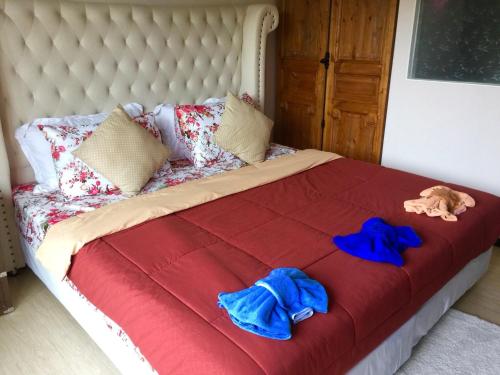 een bed met twee blauwe handdoeken en een knuffeldier erop bij Venetian Signature PoolAccess Resort Jomtian Pattaya in Jomtien Beach