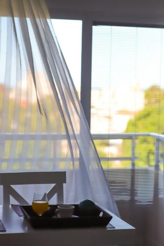 een tafel met een bord eten en twee glazen bij Brezos Hotel & Spa in Valeria del Mar