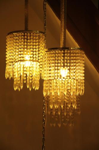 a large chandelier hanging from a ceiling at Hotel De Spiegel in Sint-Niklaas