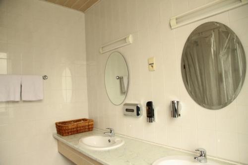 Hotel De Spiegel tesisinde bir banyo
