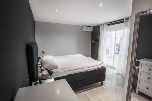 ネルハにあるVilla Frigiliana San Rafaelの小さなベッドルーム(ベッド1台、窓付)