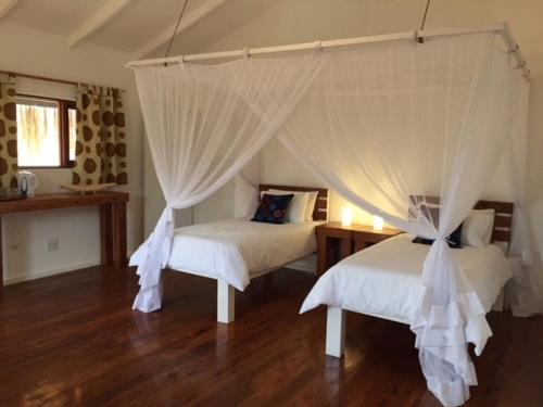Una cama o camas en una habitación de Tilak Lodge