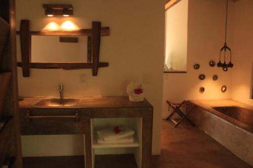 a bathroom with a sink and a mirror at Hotel Descalzo in Zipolite
