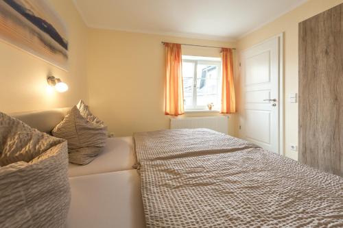 a bedroom with a bed and a couch and a window at Ferienwohnungen Schön in Teltow
