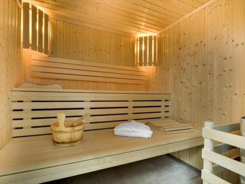 uma sauna com um banco numa sala de madeira em residence les Terrasses d'Eos - maeva Home em Flaine