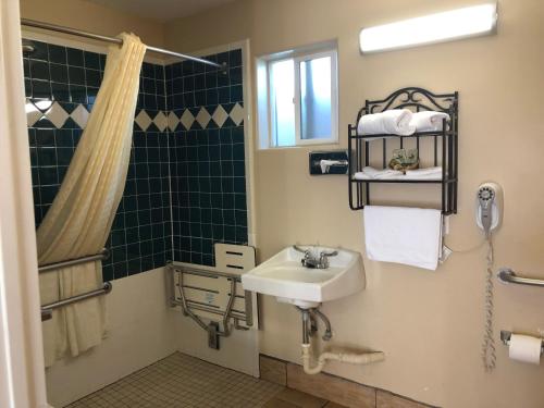 Ένα μπάνιο στο Holland Inn & Suites