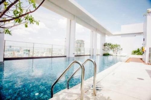 einen Pool mit Blick auf ein Gebäude in der Unterkunft Luxury Apartment near Downtown (Pick-up Service) in Bangkok