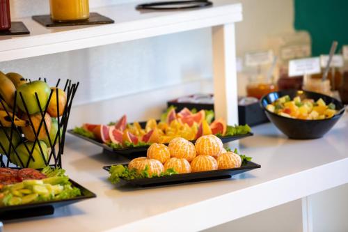 ein Buffet mit drei Obsttellern auf einer Theke in der Unterkunft Apartamentos Los Dragos del Norte in Puerto de la Cruz