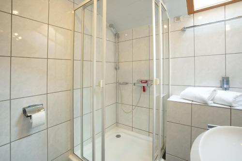 La salle de bains est pourvue d'une douche, de toilettes et d'un lavabo. dans l'établissement Bergblick, à Fischen im Allgäu