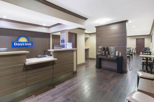 un espace d’attente d’un bureau dermatologiste avec dermatologistasteryasteryasteryasteryasteryastery dans l'établissement Days Inn & Suites by Wyndham Arlington Near Six Flags, à Arlington