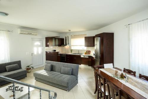 een keuken en woonkamer met een bank en een tafel bij Sea Side House Rapanas in Falasarna