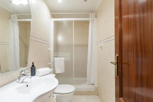 リスボンにあるVintage House Santa Catarinaのバスルーム(洗面台、トイレ、シャワー付)