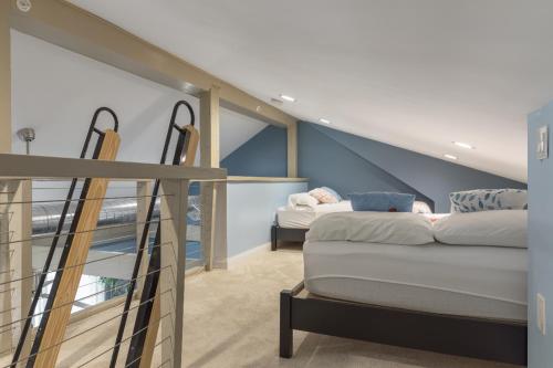 Een bed of bedden in een kamer bij Luxury Marblehead Condo