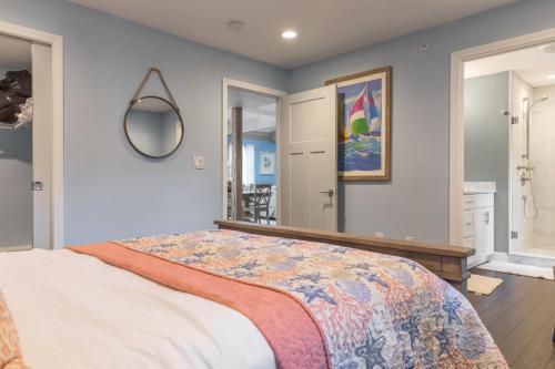 מיטה או מיטות בחדר ב-Luxury Marblehead Condo