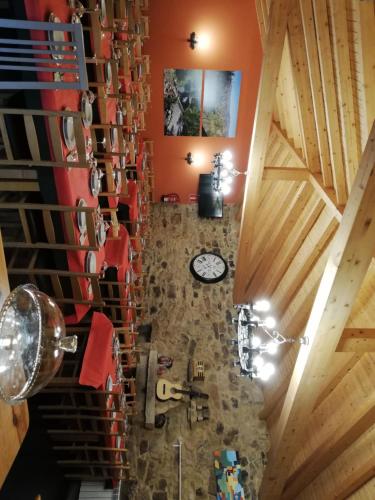 an overhead view of a room with a clock on a wall at Hosteria Calixtino in Palas de Rei 