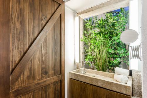 uma casa de banho com uma grande porta de madeira e um lavatório em Living Bairro Alto II em Lisboa