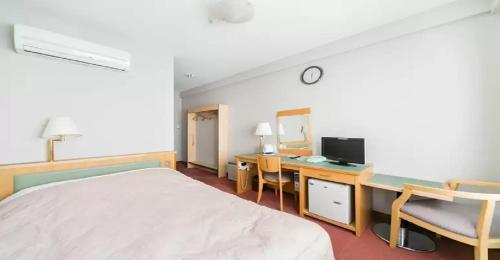 a bedroom with a bed and a desk with a computer at Nagoya - Hotel / Vacation STAY 15276 in Nagoya