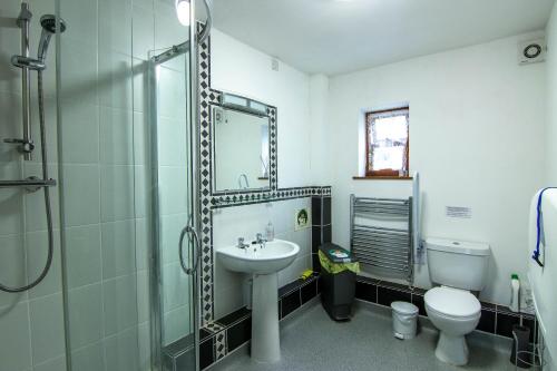 A bathroom at Ceridwen Holiday Home