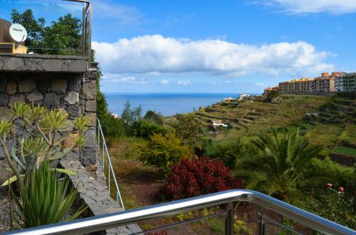 Elle comprend un balcon offrant une vue sur l'océan. dans l'établissement Hotel Rural Bentor, à Los Realejos