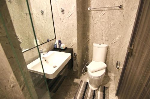 曼谷的住宿－Luxurious & Romantic in the Heart of BKK. MRT/BTS!，浴室配有卫生间、盥洗盆和淋浴。