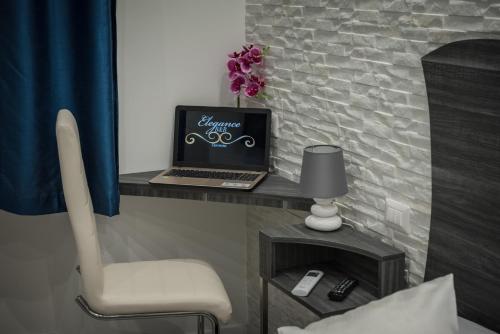 a desk with a laptop and a chair in a room at B&B Elegance in Taormina