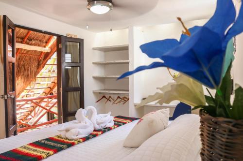 una camera da letto con un letto con asciugamani sopra di Kin Ha Tulum Hotel a Tulum