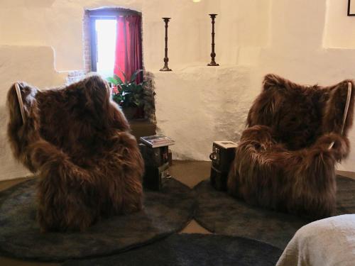 
two teddy bears sitting on a couch in a living room at De Pelsertoren in Zwolle
