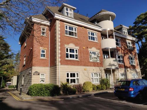 a building with a car parked in front of it at Hartford Court, East Cliff, Bournemouth. Walk to beach and town in Bournemouth