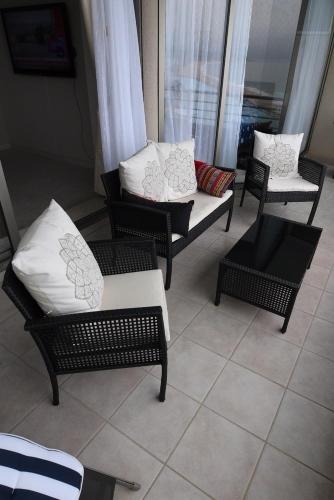 a living room with three chairs and a couch at Condominio San Alfonso Del Mar - Vista Inmejorable in Algarrobo