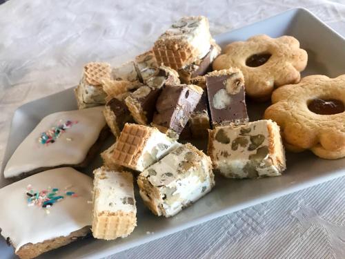 une assiette de différents types de desserts sur une table dans l'établissement Il Sogno di una Stella, à Alghero
