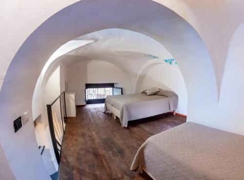 una camera bianca con un letto di SikulaHouse - apartment in the city center a Catania