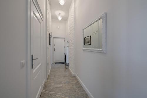 a hallway with a door and a picture on the wall at Apartamenty Mariacka in Gdańsk