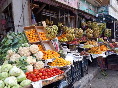um mercado com muitas frutas e legumes em exposição em Sunflower Guest House Luxor West Bank em Luxor
