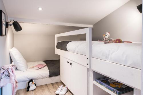 a childs bedroom with two bunk beds at Résidences Alticimes in Brides-les-Bains