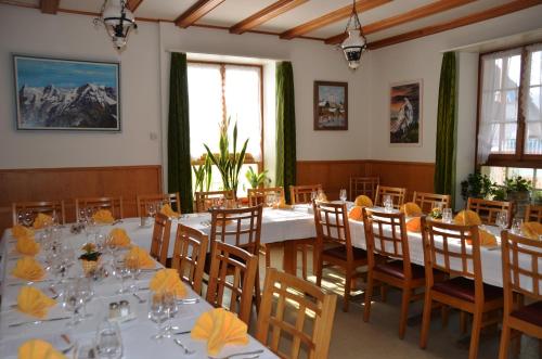 A restaurant or other place to eat at Hotel Restaurant Bahnhof