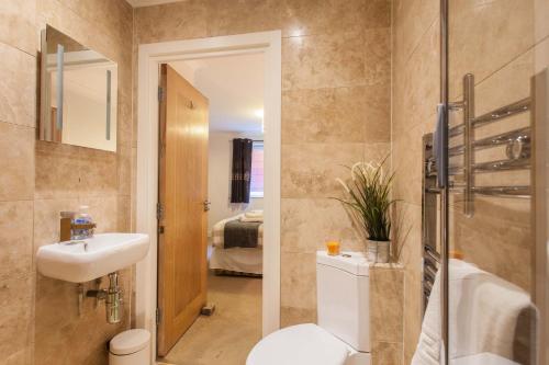 a bathroom with a sink and a toilet and a shower at Superior 2 Bedroom apartment St Paul's City of London in London